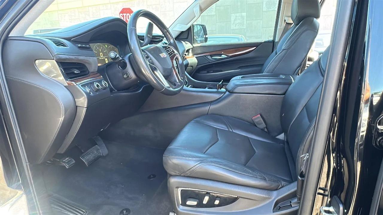 Used 2015 Cadillac Escalade Luxury AWD/4WD image 25