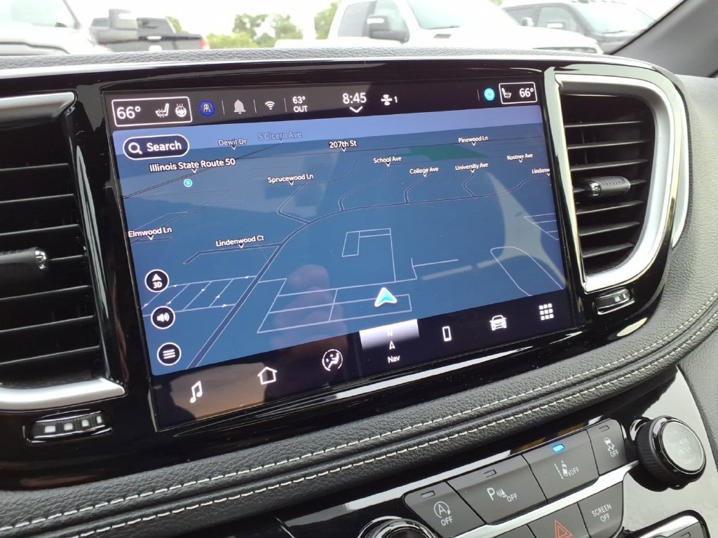 Certified 2025 Chrysler Pacifica Limited FWD image 18