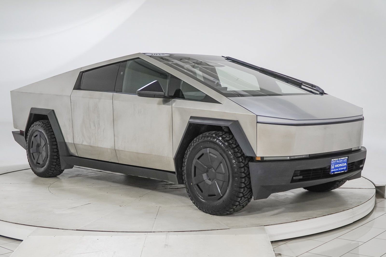 Used 2025 Tesla Cybertruck AWD Crew Cab image 18