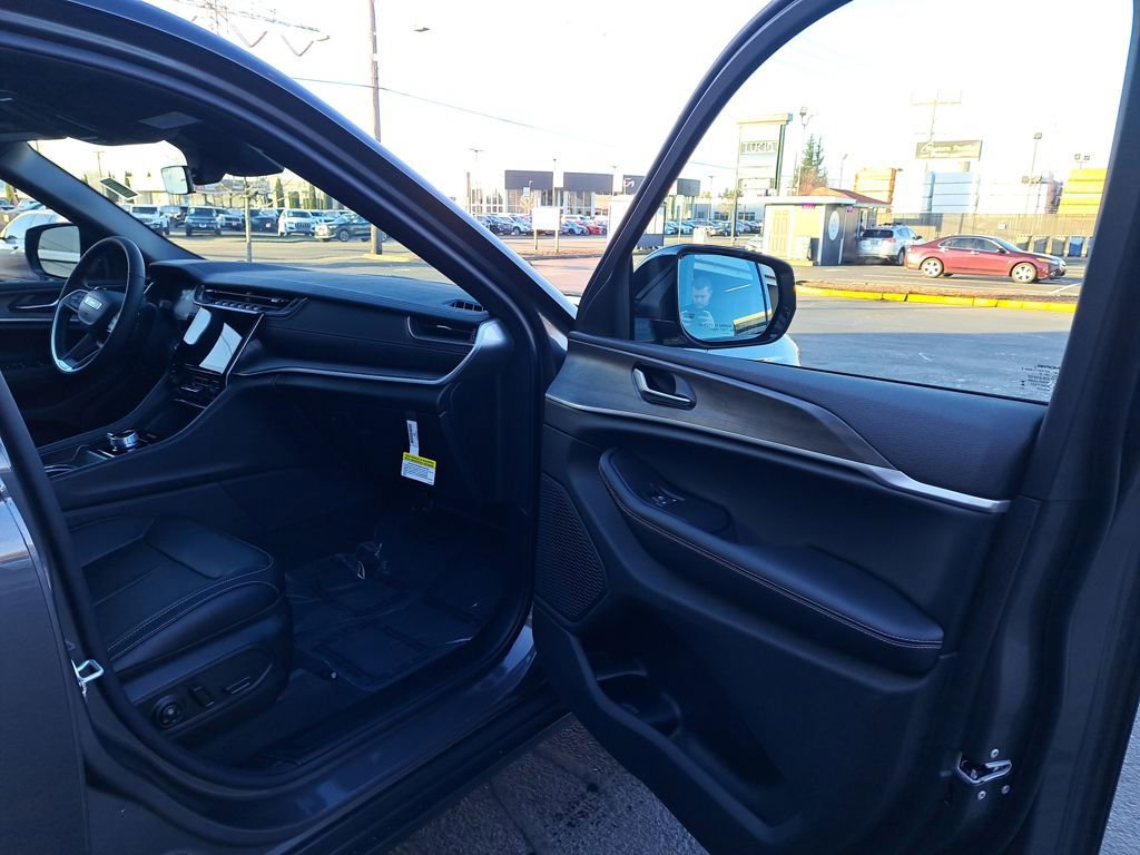 New 2025 Jeep Grand Cherokee Limited w/ MOPAR Finishing Package AWD/4WD image 17