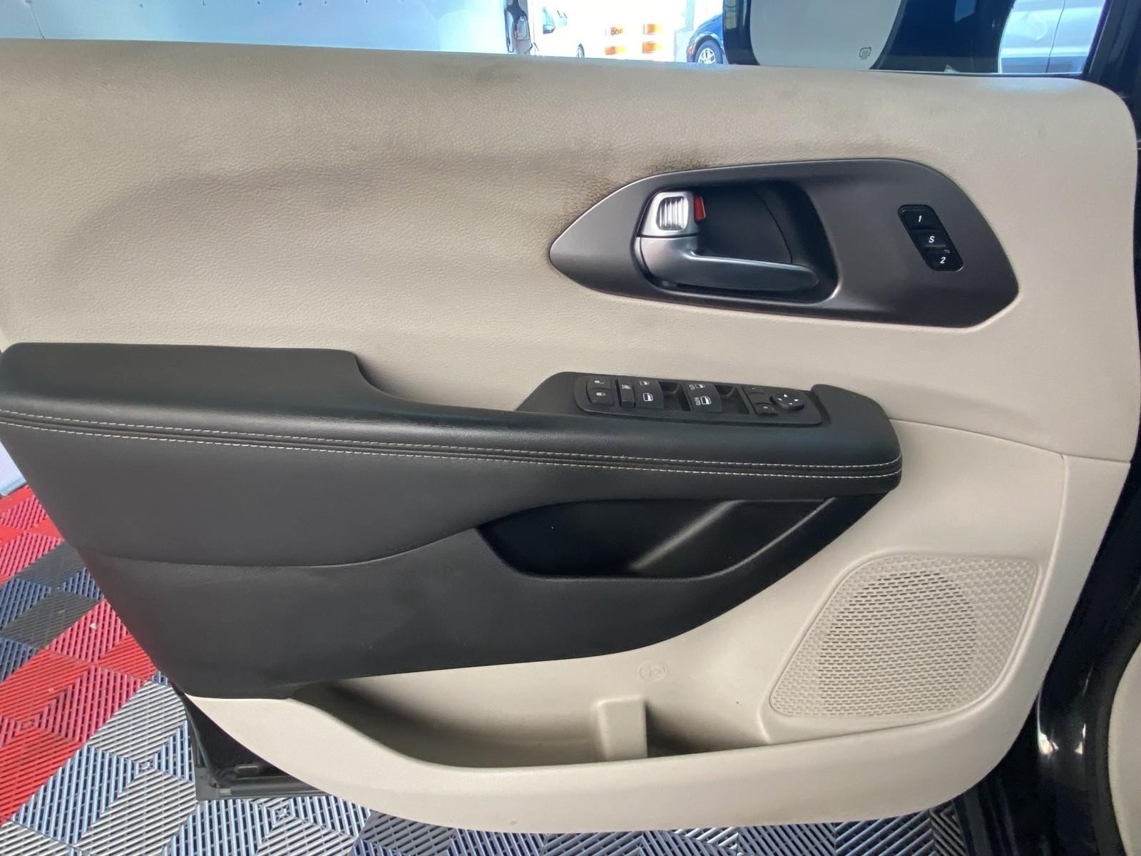 Used 2024 Chrysler Pacifica Touring-L FWD image 17