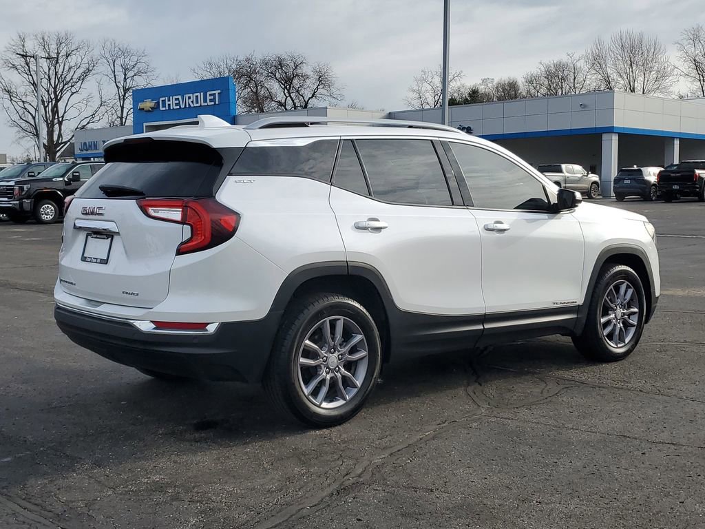 Used 2024 GMC Terrain SLT image 3
