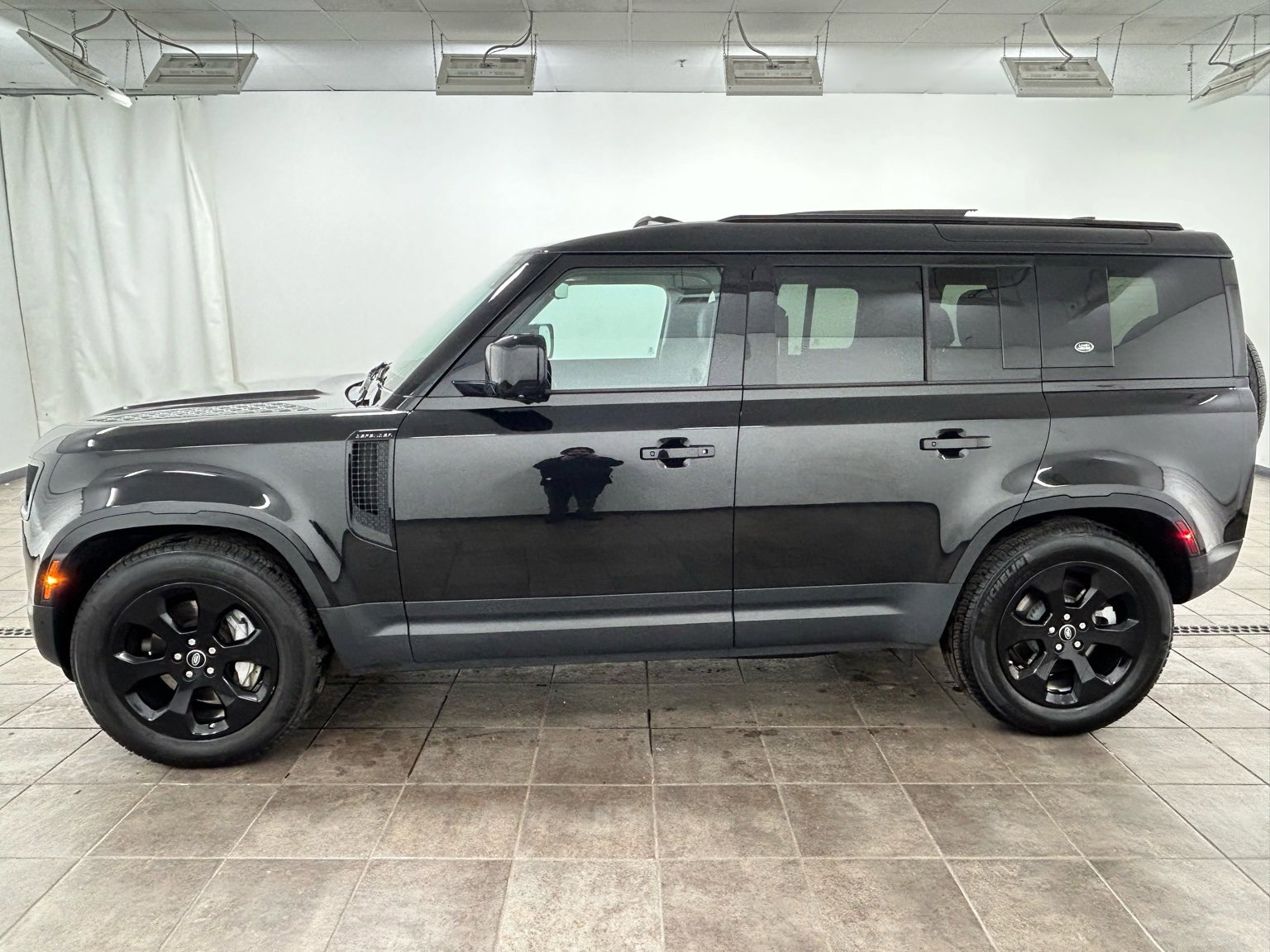 Used 2020 Land Rover Defender 110 HSE image 2