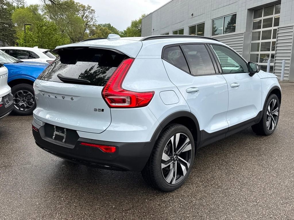 Certified 2024 Volvo XC40 B5 Ultimate w/ Protection Package Premier AWD/4WD image 3