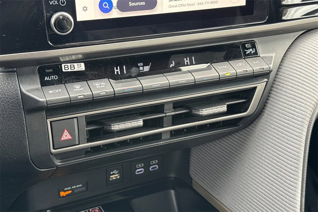 Used 2025 Toyota Camry SE image 18