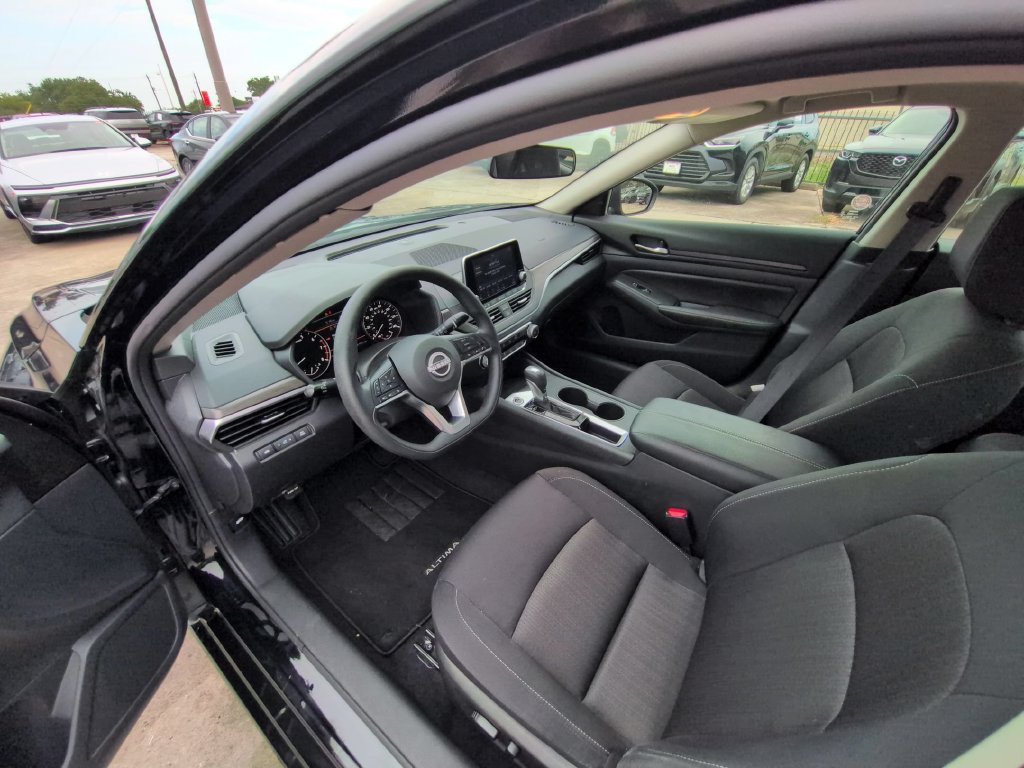Used 2025 Nissan Altima 2.5 SV FWD image 15