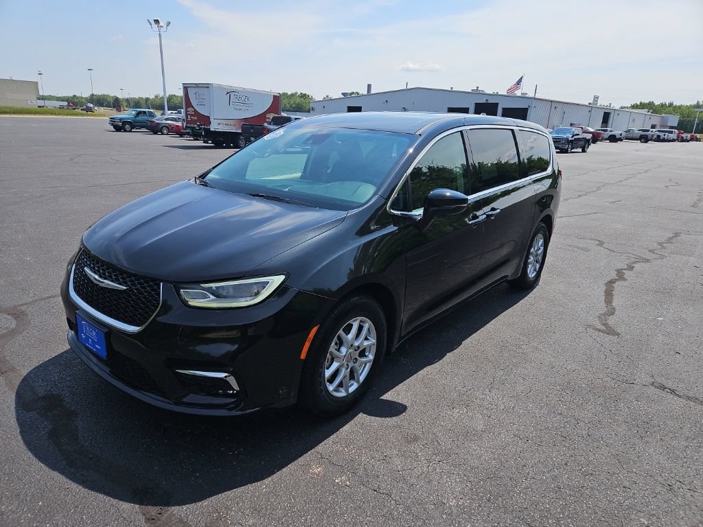 Used 2024 Chrysler Pacifica Touring-L FWD image 3