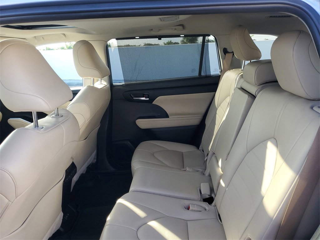 Used 2024 Toyota Highlander XLE image 11