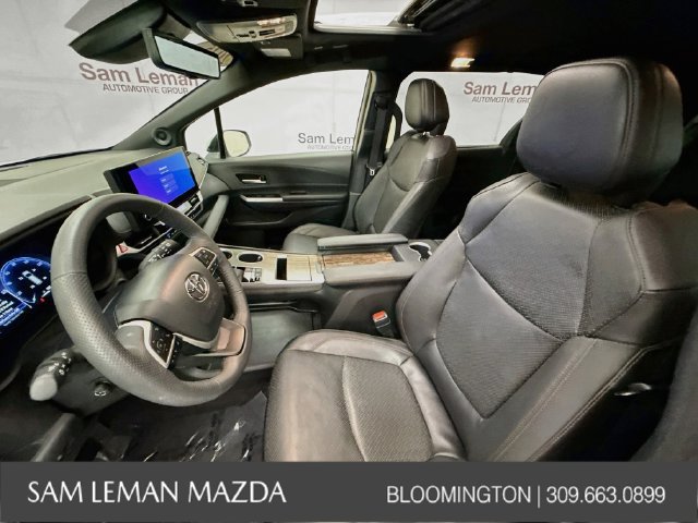 Used 2025 Toyota Sienna Platinum AWD/4WD image 3