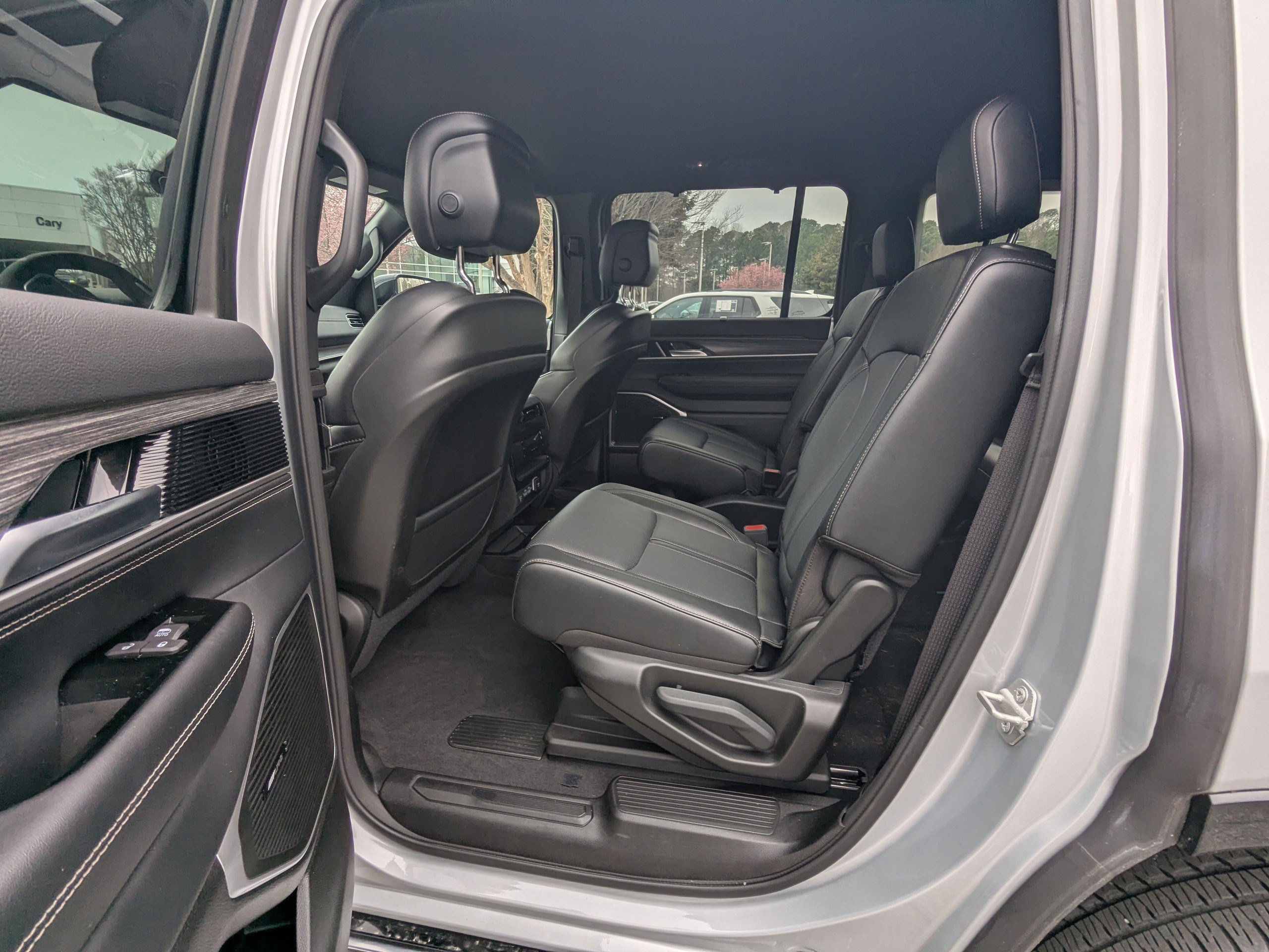 Used 2024 Jeep Wagoneer Series II w/ Convenience Group I image 11