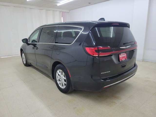 Used 2023 Chrysler Pacifica Touring-L image 8