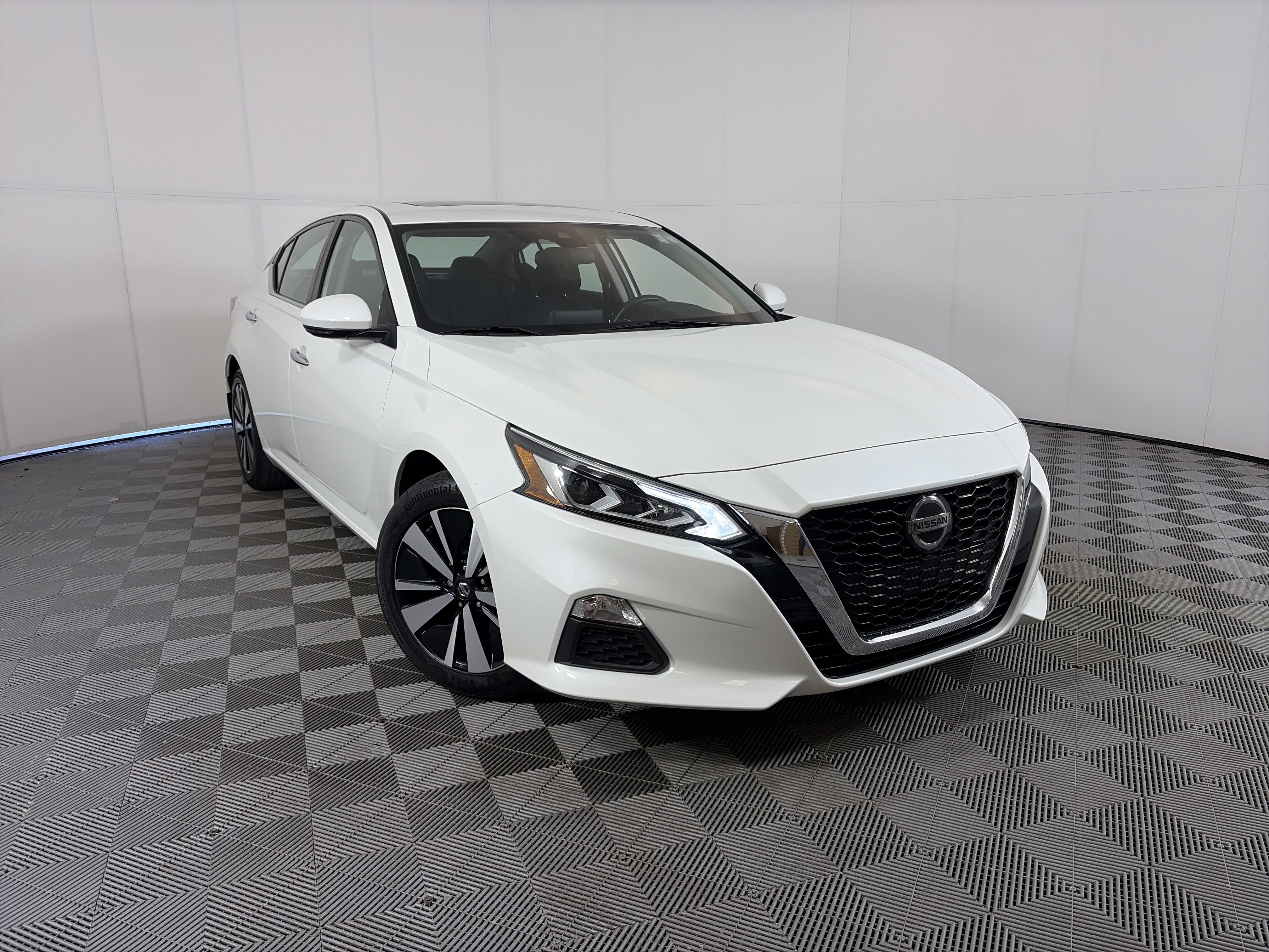 Used 2022 Nissan Altima 2.5 SV w/ SV Premium Package FWD image 1