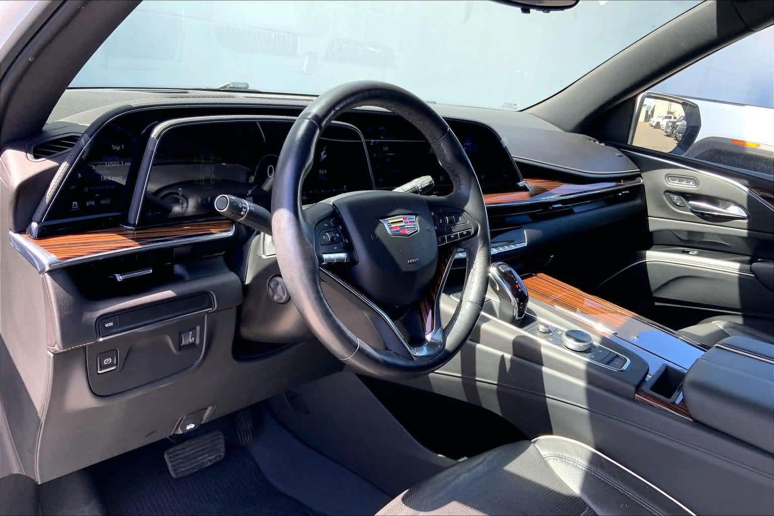 Used 2022 Cadillac Escalade Premium Luxury RWD image 2
