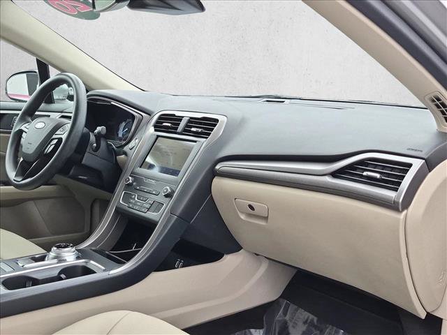 Used 2020 Ford Fusion SE FWD image 22