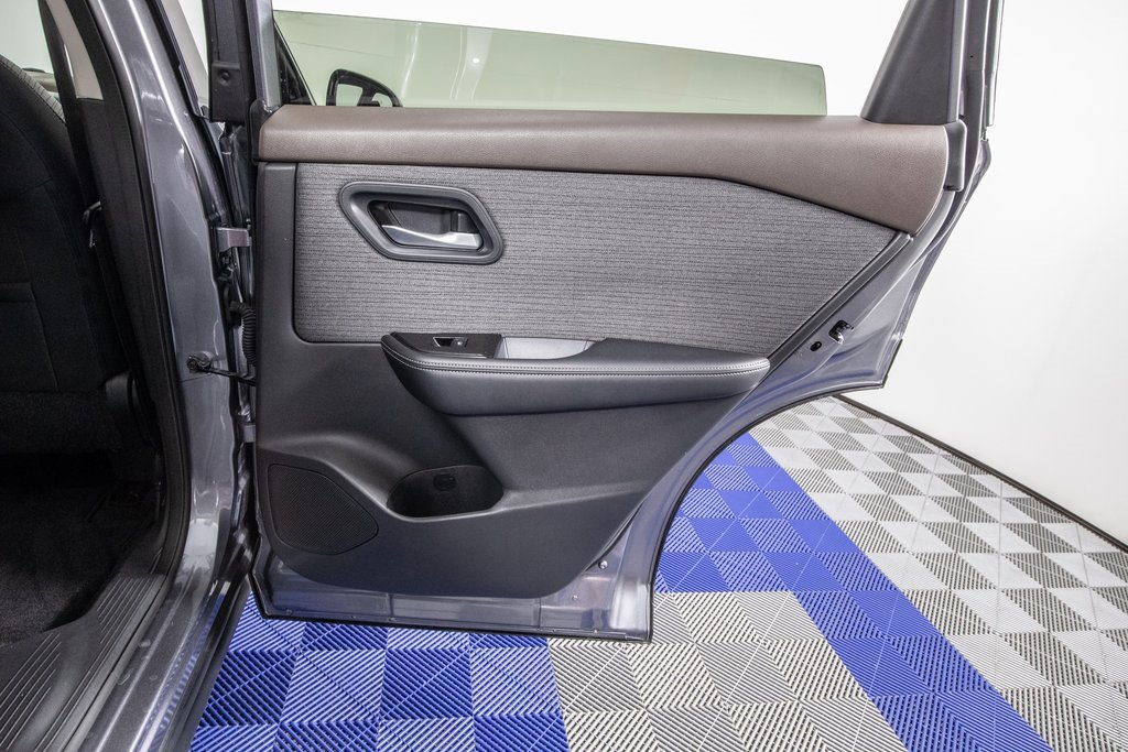 Used 2022 Nissan Rogue SV image 16