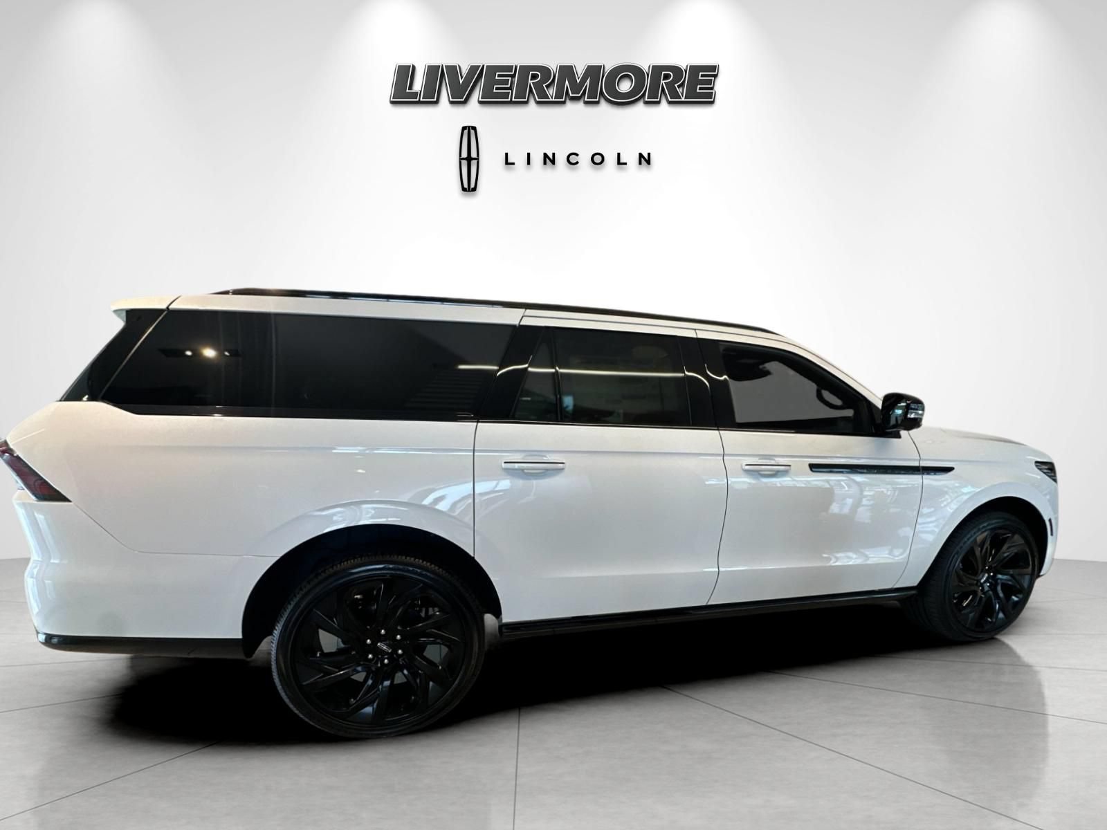 New 2027 Lincoln Navigator L Reserve w/ Jet Appearance Package AWD/4WD image 2