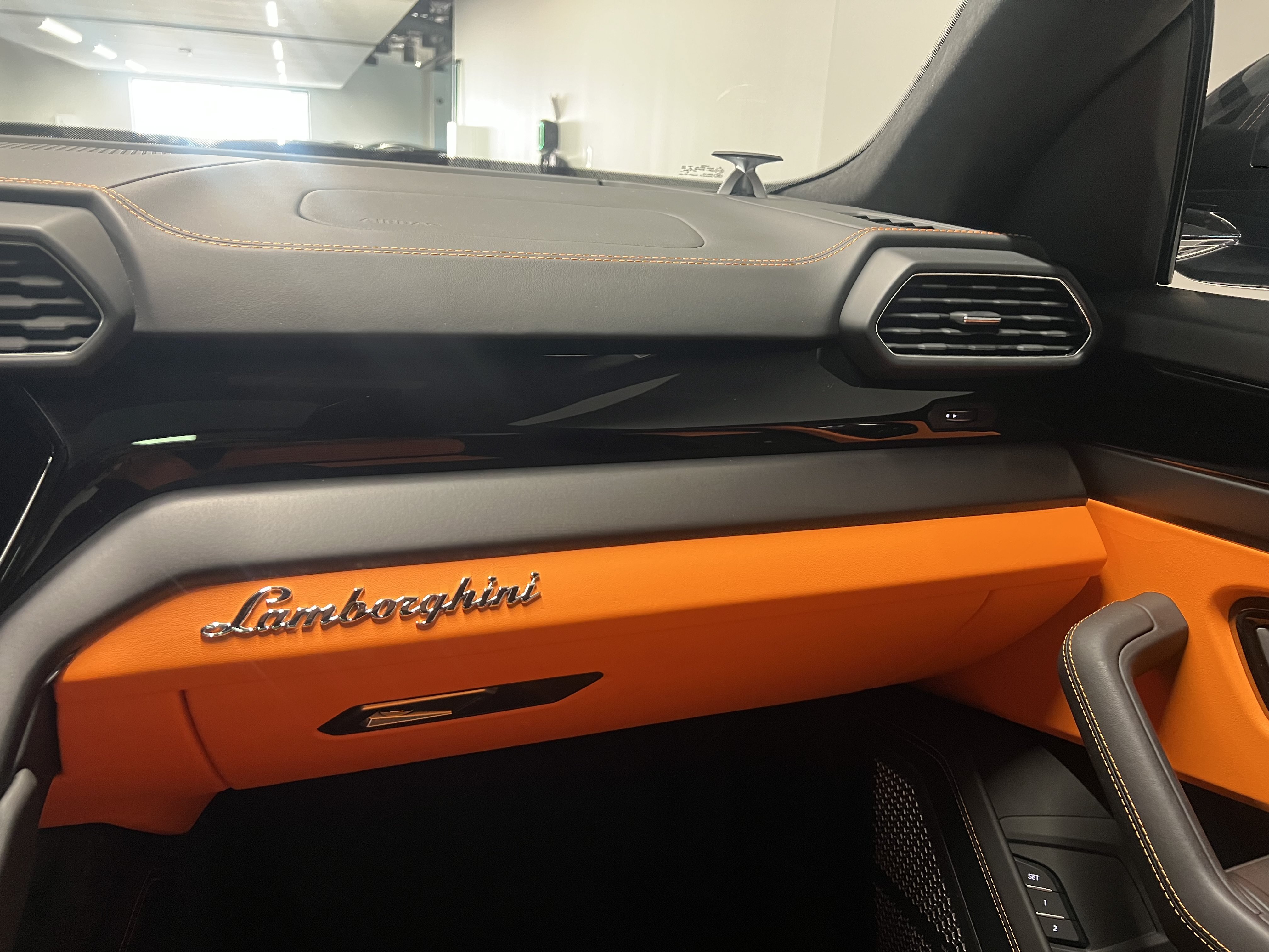 Used 2021 Lamborghini Urus AWD/4WD image 23