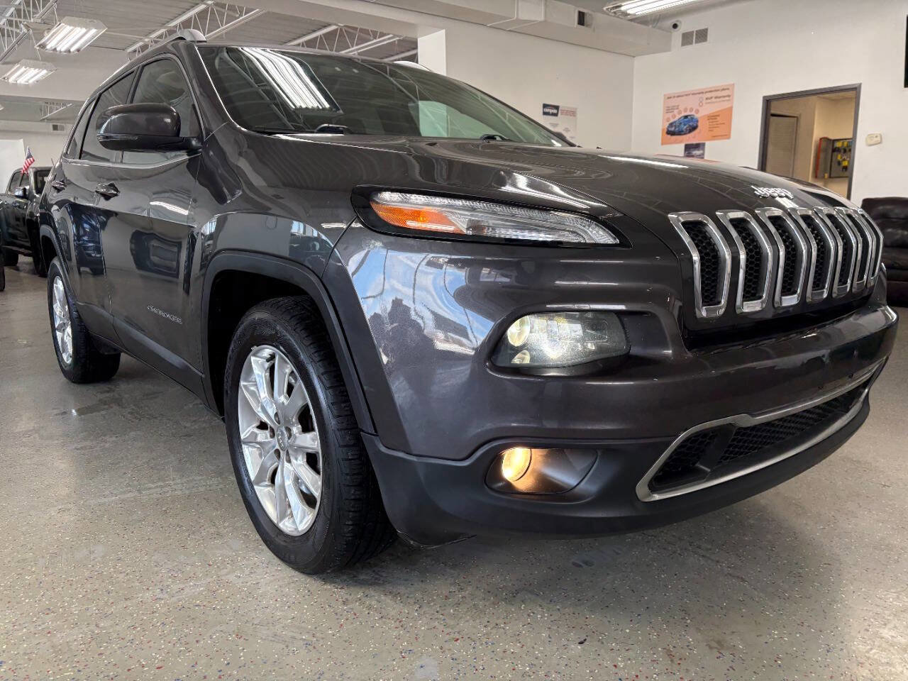 Used 2015 Jeep Cherokee Limited w/ Luxury Group image 5
