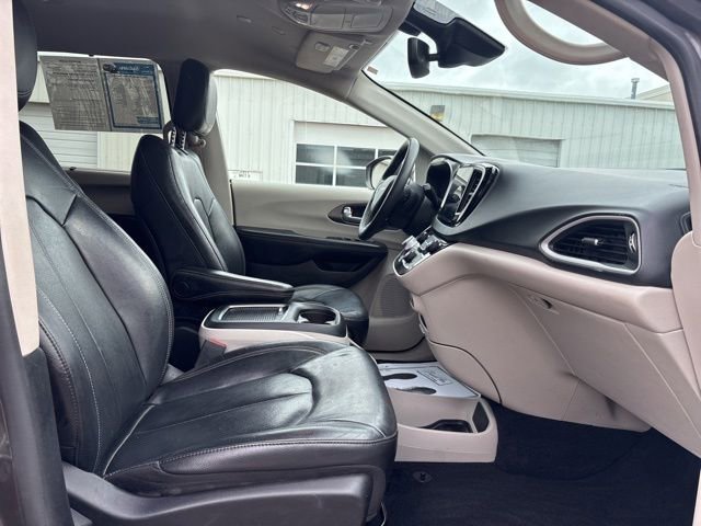 Used 2022 Chrysler Pacifica Touring-L FWD image 13