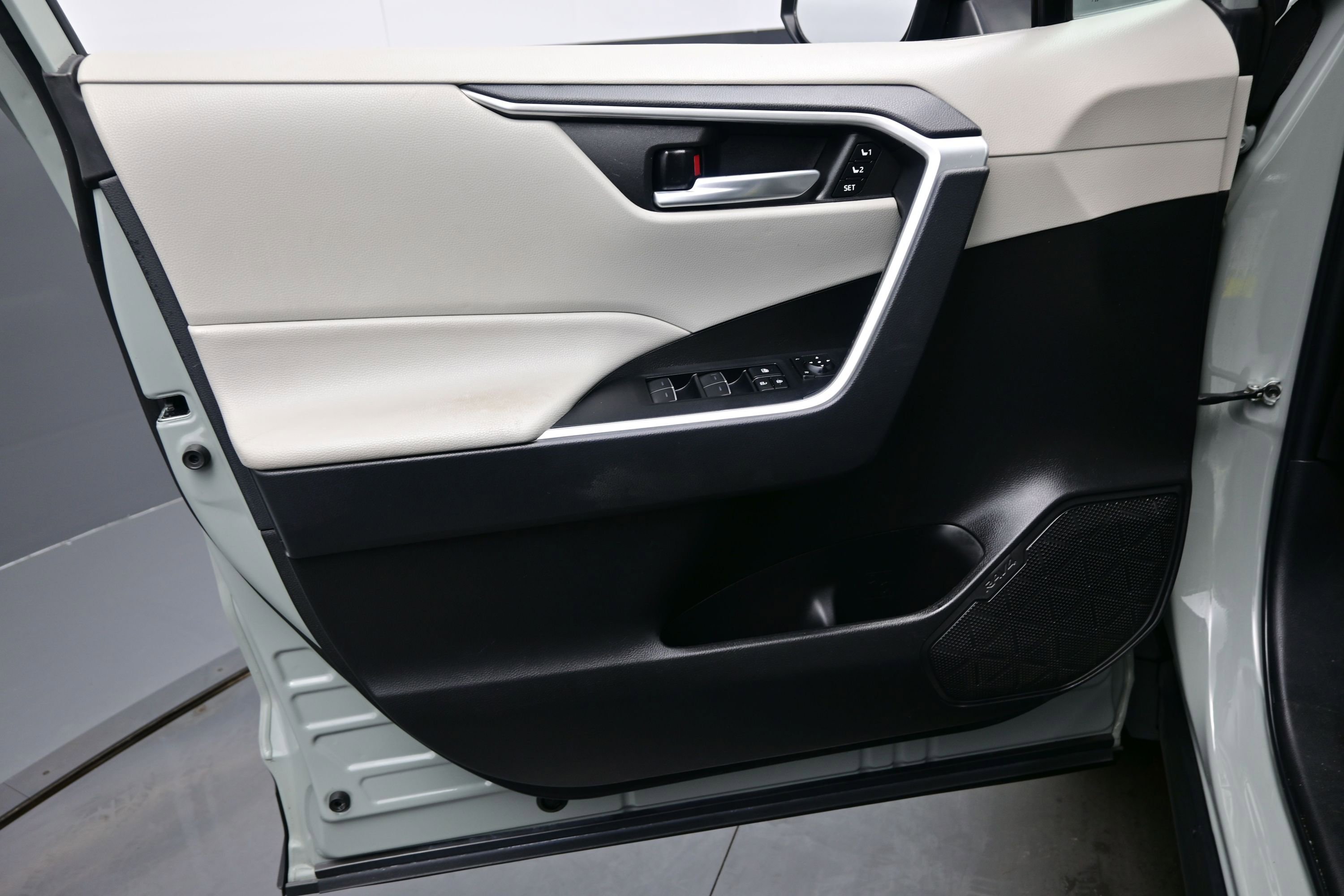 Used 2023 Toyota RAV4 XLE Premium AWD/4WD image 9