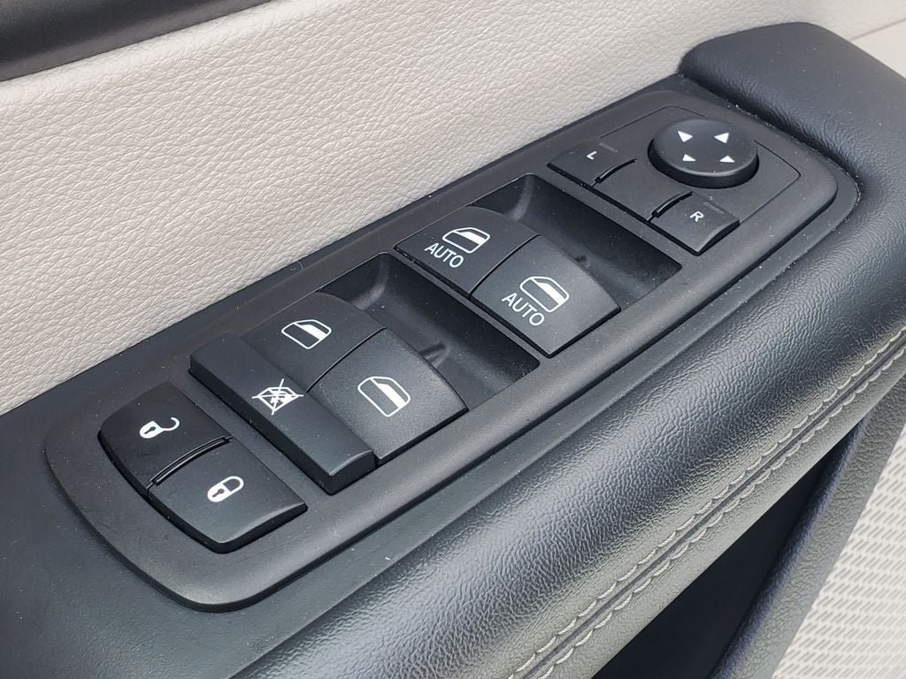 Used 2024 Chrysler Pacifica Touring-L FWD image 7