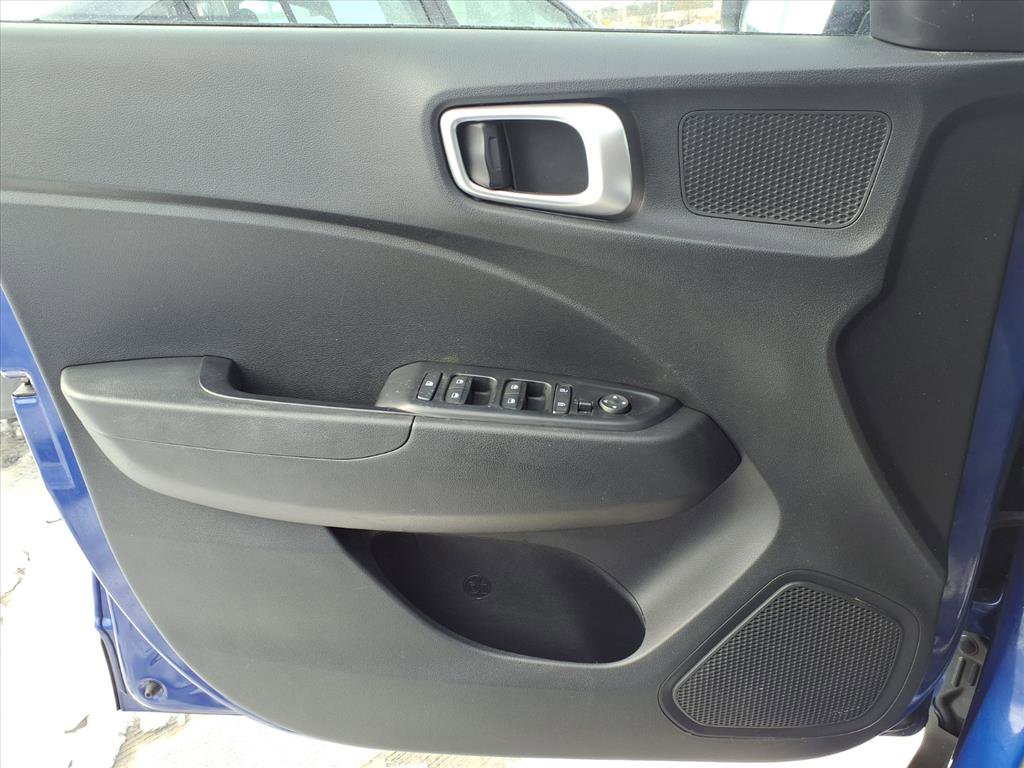 Used 2022 Hyundai Venue SE image 16