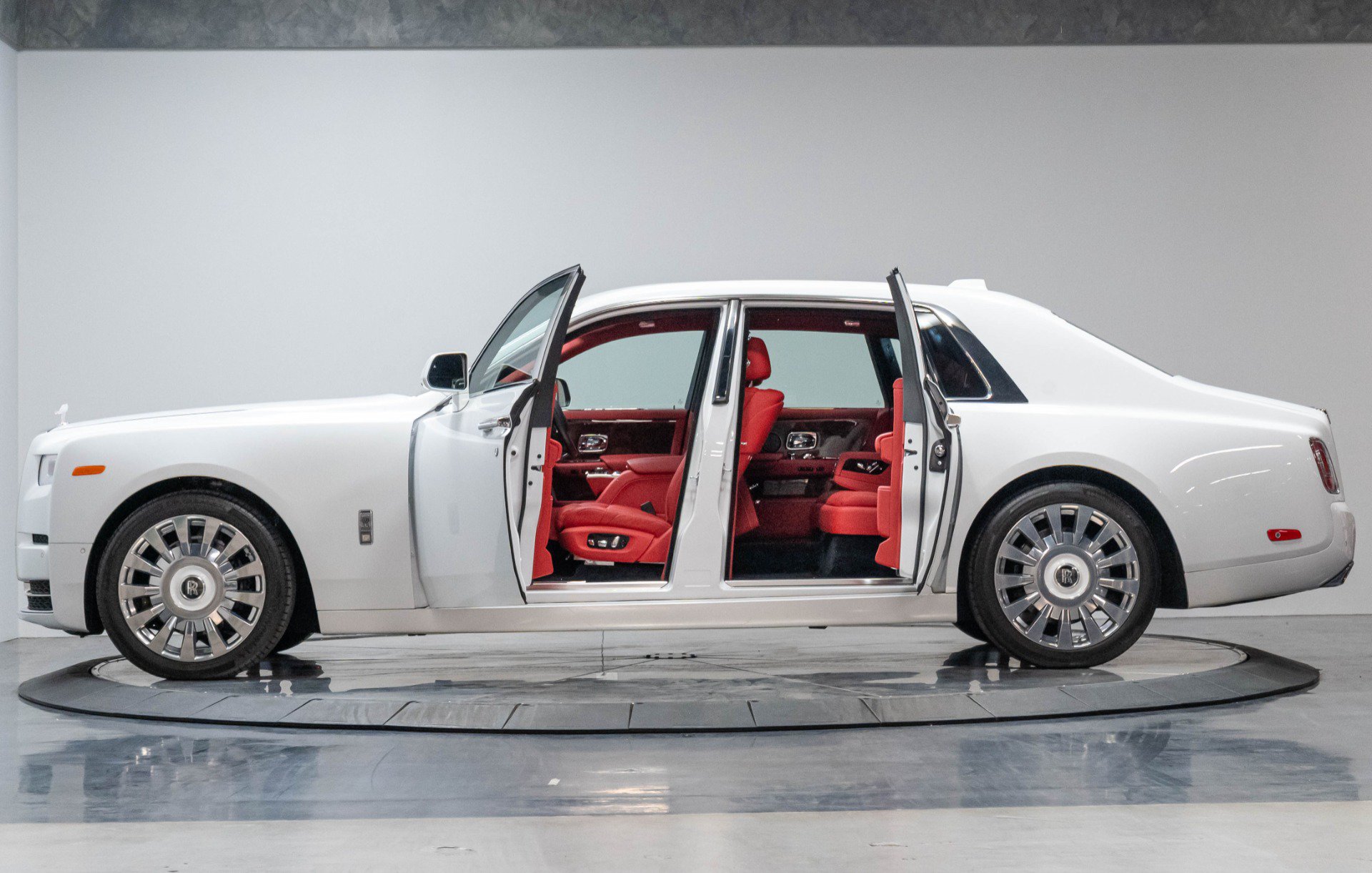 Used 2019 Rolls-Royce Phantom Sedan RWD image 18