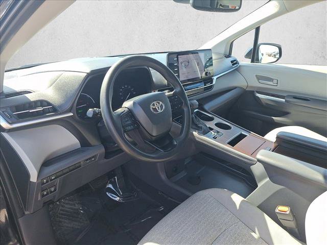 Used 2022 Toyota Sienna LE w/ LE Plus Package FWD image 11