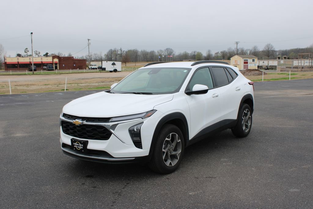 Used 2025 Chevrolet Trax LT w/ LT Convenience Package image 4