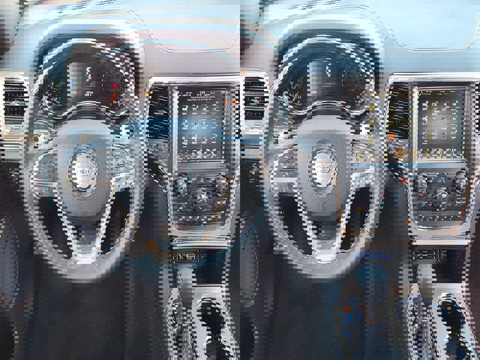 Used 2017 Jeep Grand Cherokee Overland w/ Jeep Active Safety Group image 27