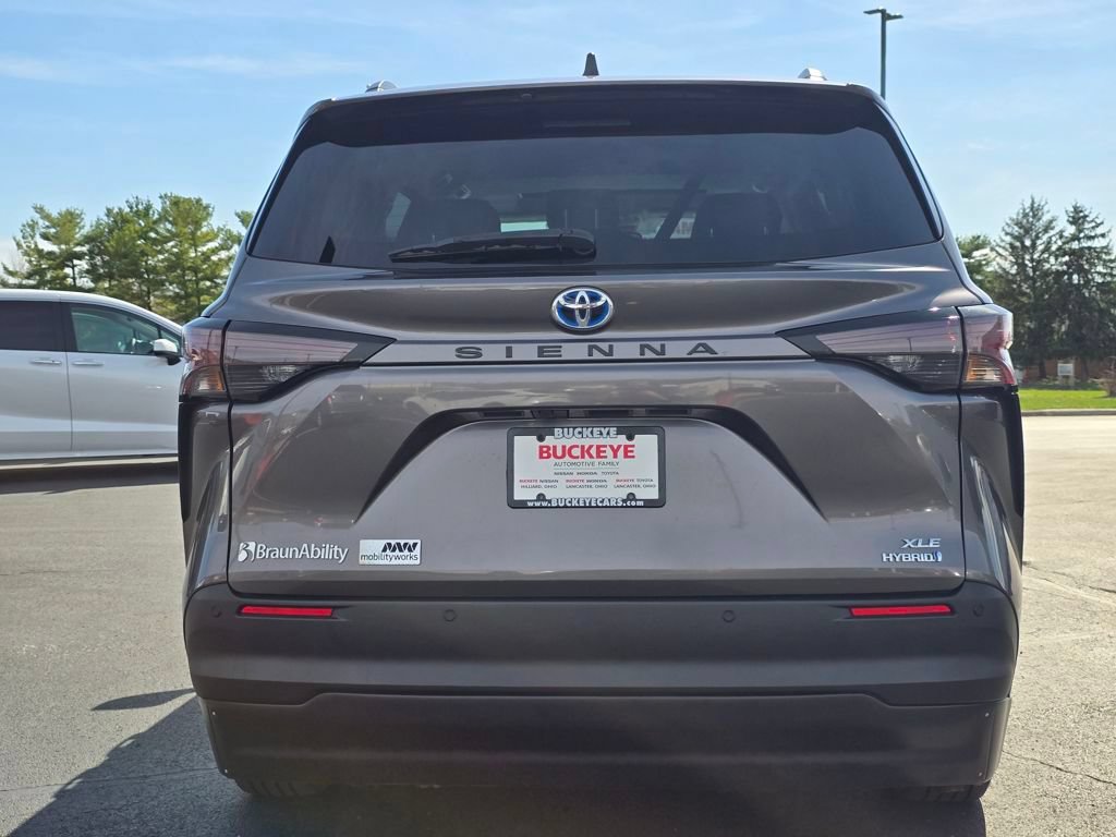 Used 2023 Toyota Sienna XLE w/ XLE Plus Package FWD image 7