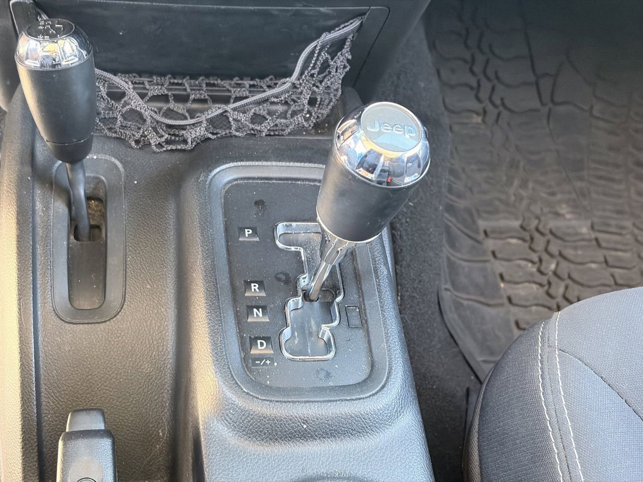 Used 2018 Jeep Wrangler Unlimited Sahara w/ Connectivity Group AWD/4WD image 24