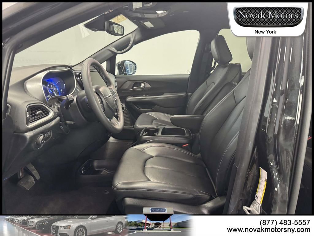 Used 2025 Chrysler Pacifica Select image 14