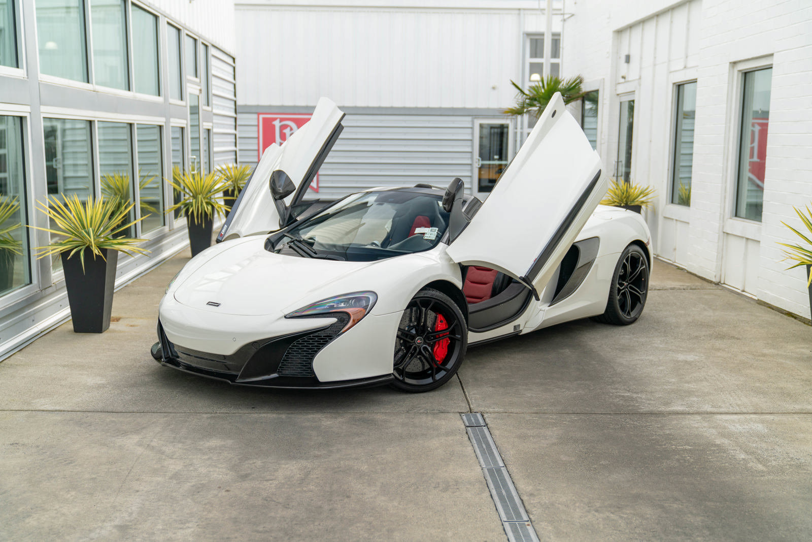 Used 2016 McLaren 650S Spider RWD image 6