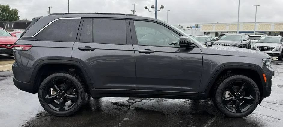 Used 2024 Jeep Grand Cherokee Limited w/ Black Appearance Package RWD image 8