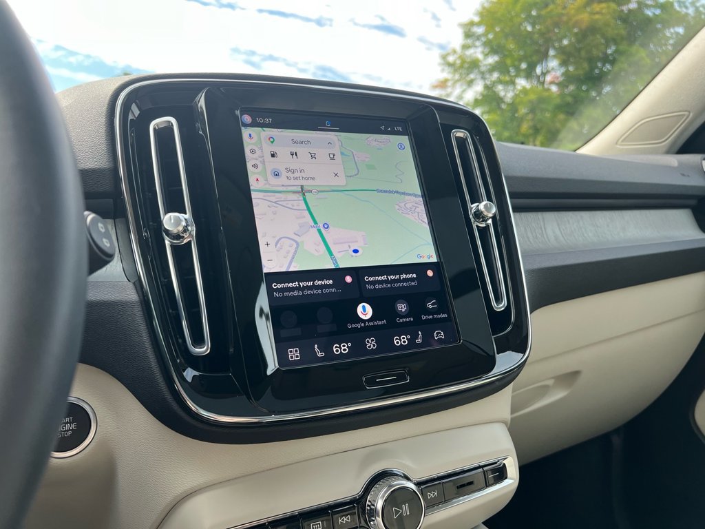 Certified 2025 Volvo XC40 B5 Plus AWD/4WD image 15