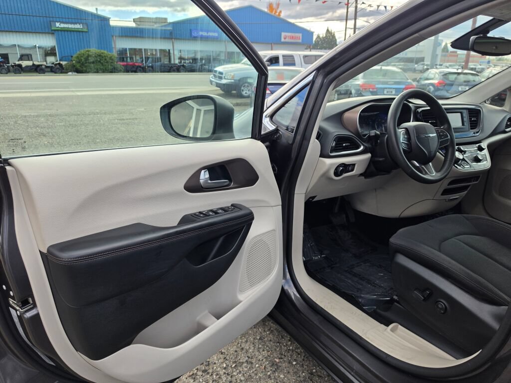 Used 2017 Chrysler Pacifica LX w/ Tire & Wheel Group FWD image 21