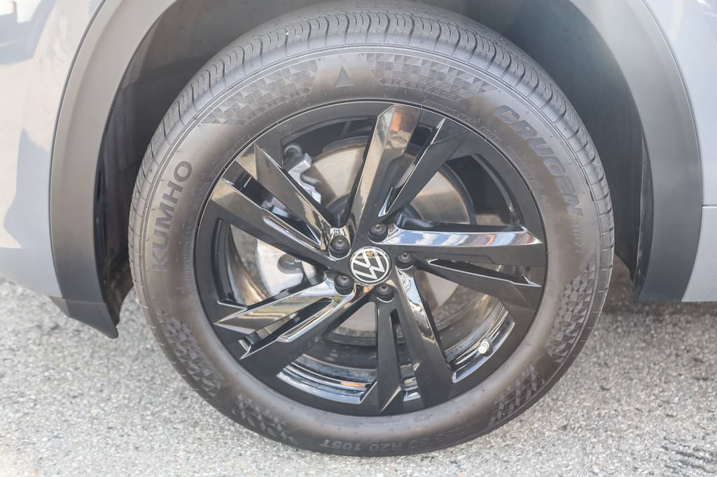 Used 2025 Volkswagen Atlas Cross Sport SEL R-Line AWD/4WD image 9