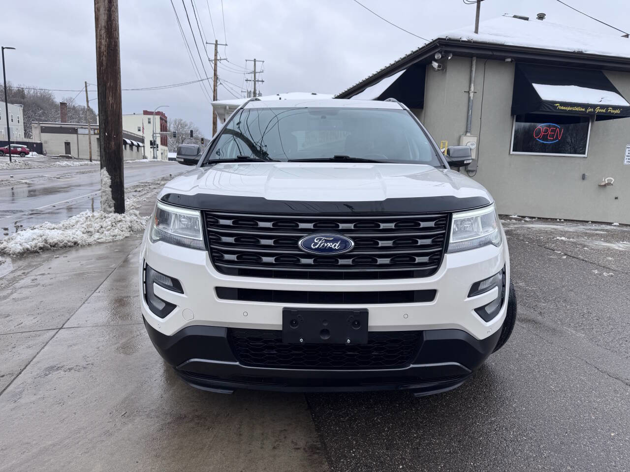 Used 2017 Ford Explorer XLT w/ XLT Technology Feature Bundle AWD/4WD image 2