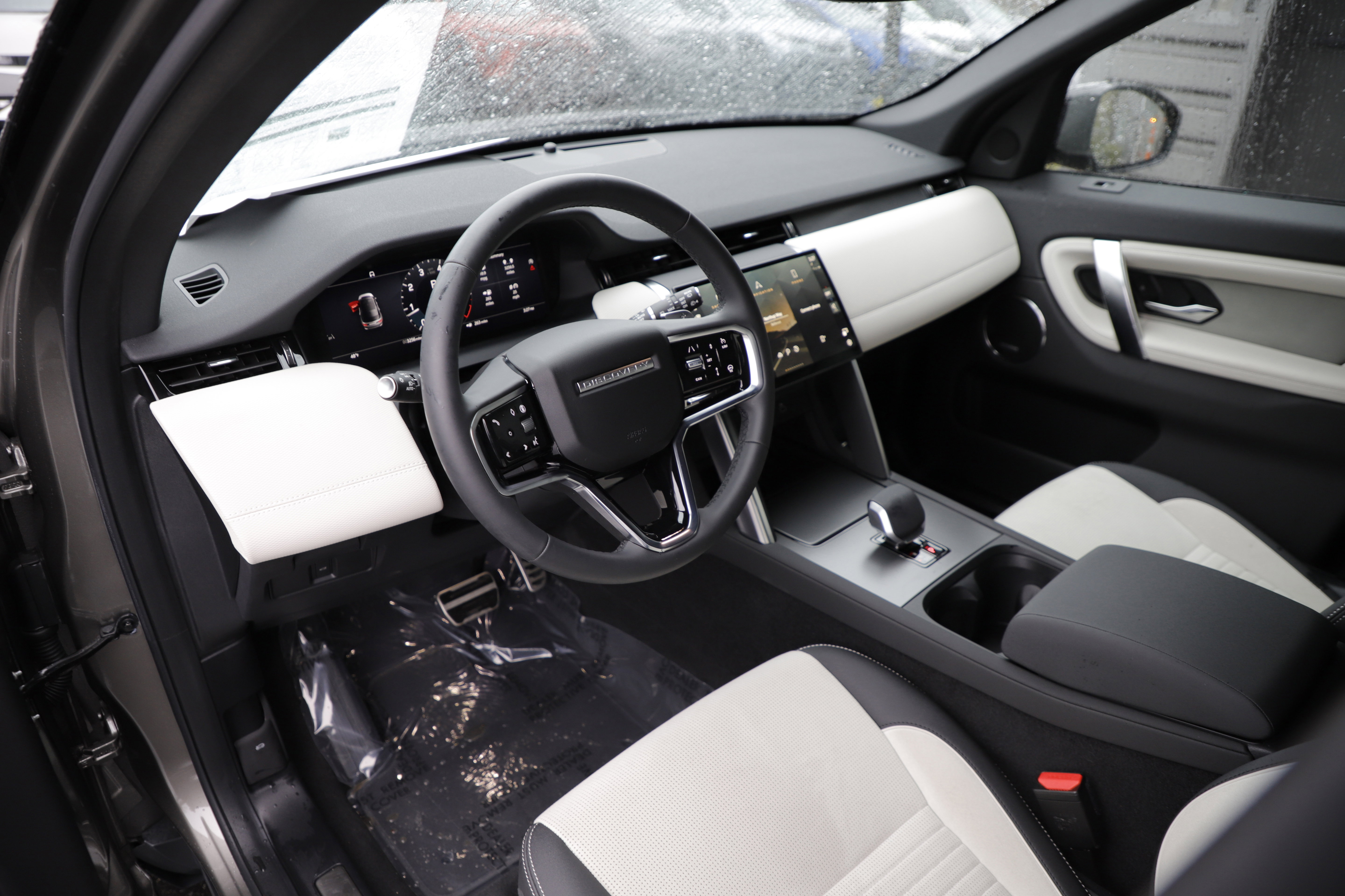 Certified 2025 Land Rover Discovery Sport Dynamic SE AWD/4WD image 17