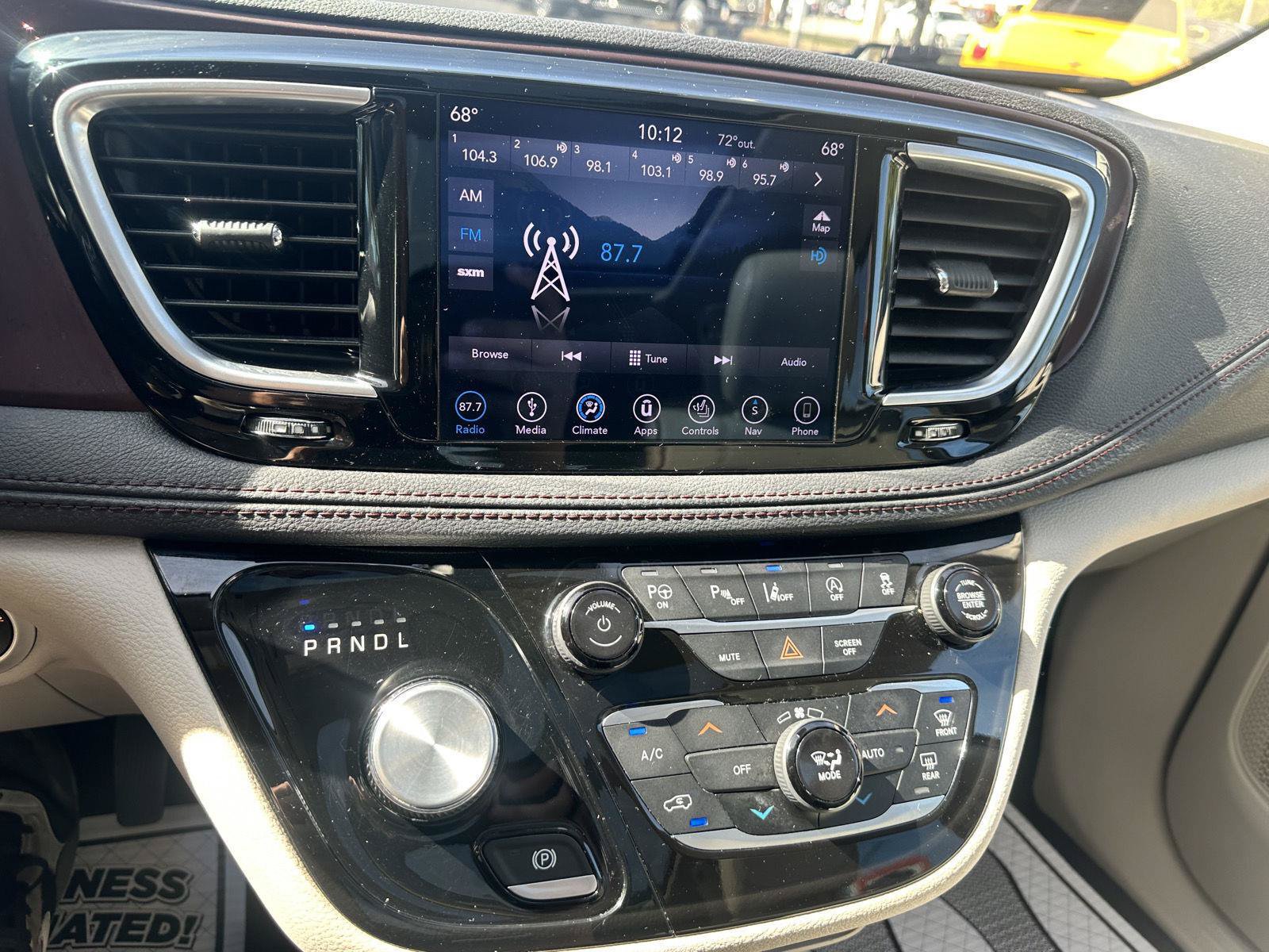 Used 2018 Chrysler Pacifica Limited w/ Tire & Wheel Group FWD image 32