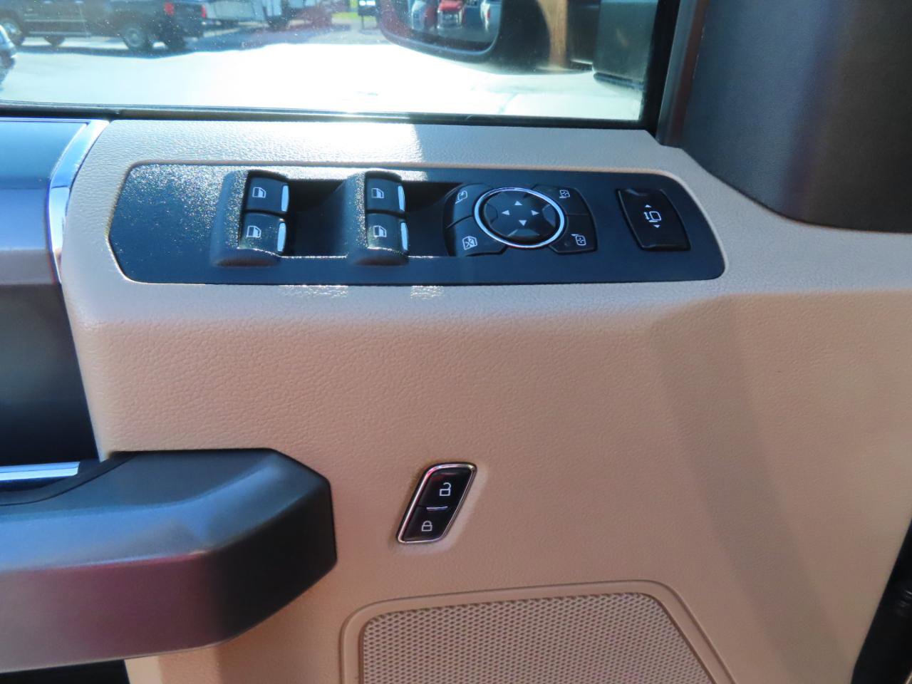 Used 2017 Ford F350 XLT w/ XLT Premium Package AWD/4WD image 27