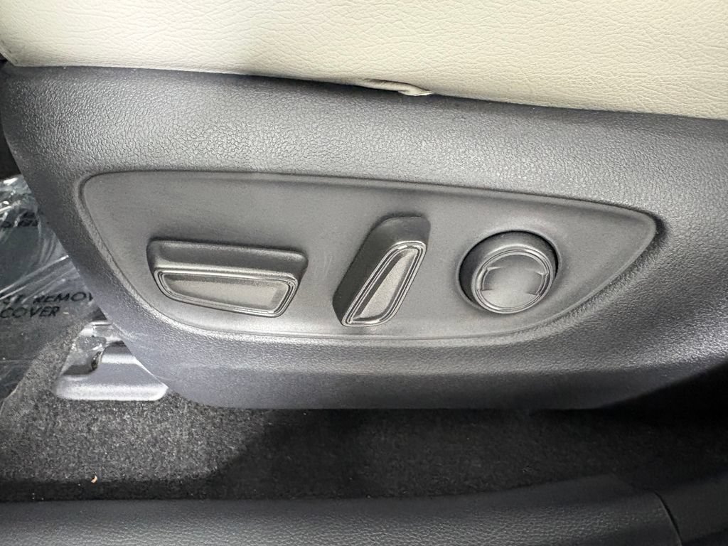 Used 2025 Toyota RAV4 XLE AWD/4WD image 14