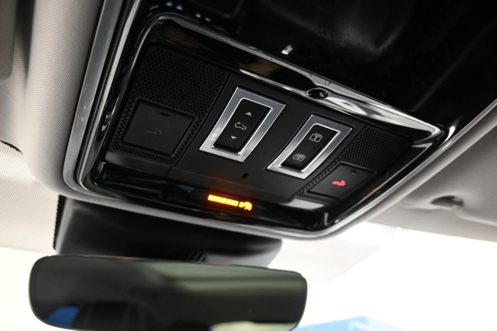 Used 2018 Land Rover Range Rover Velar S image 31