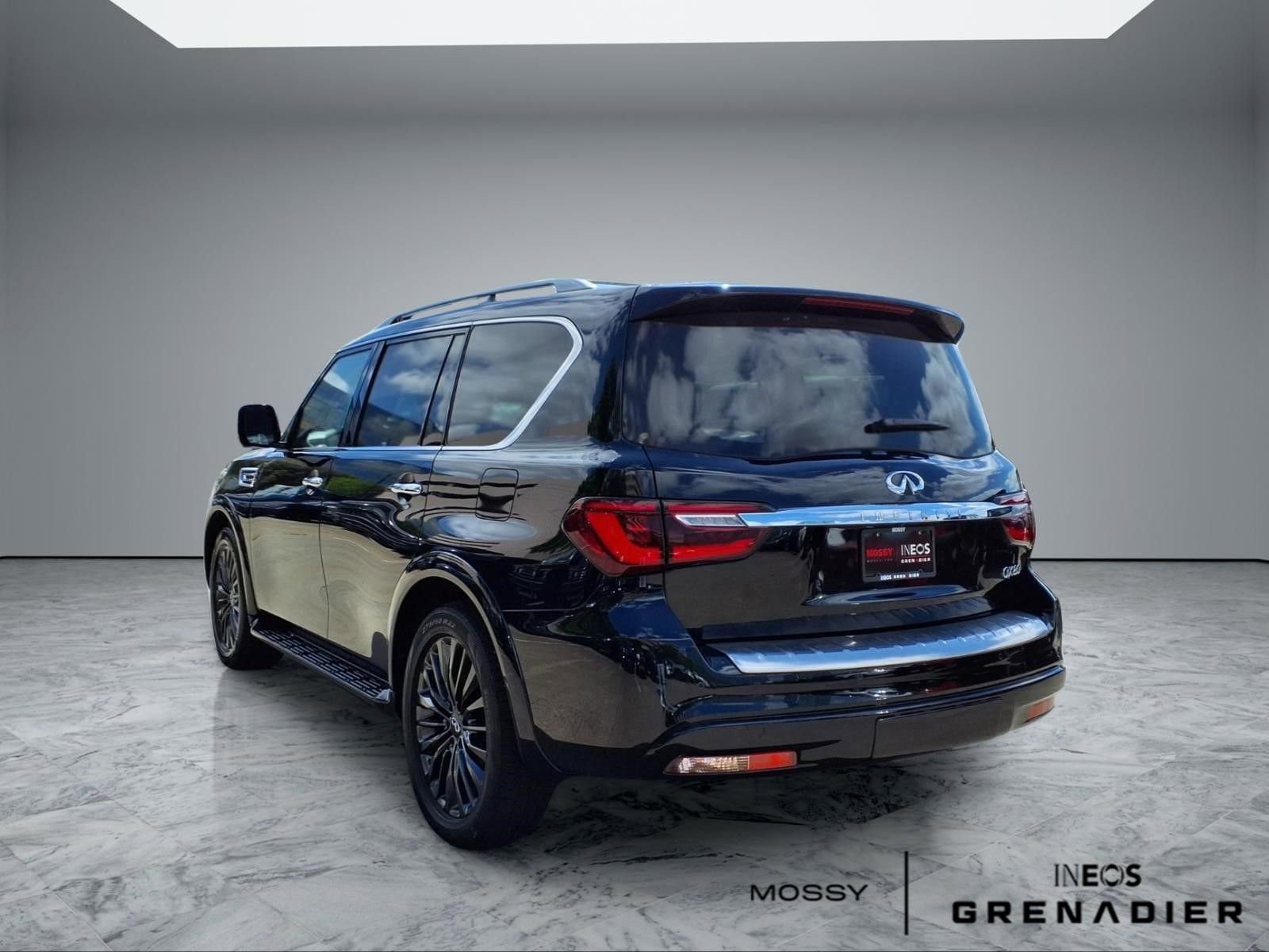 Used 2022 INFINITI QX80 Sensory w/ Cargo Package RWD image 2