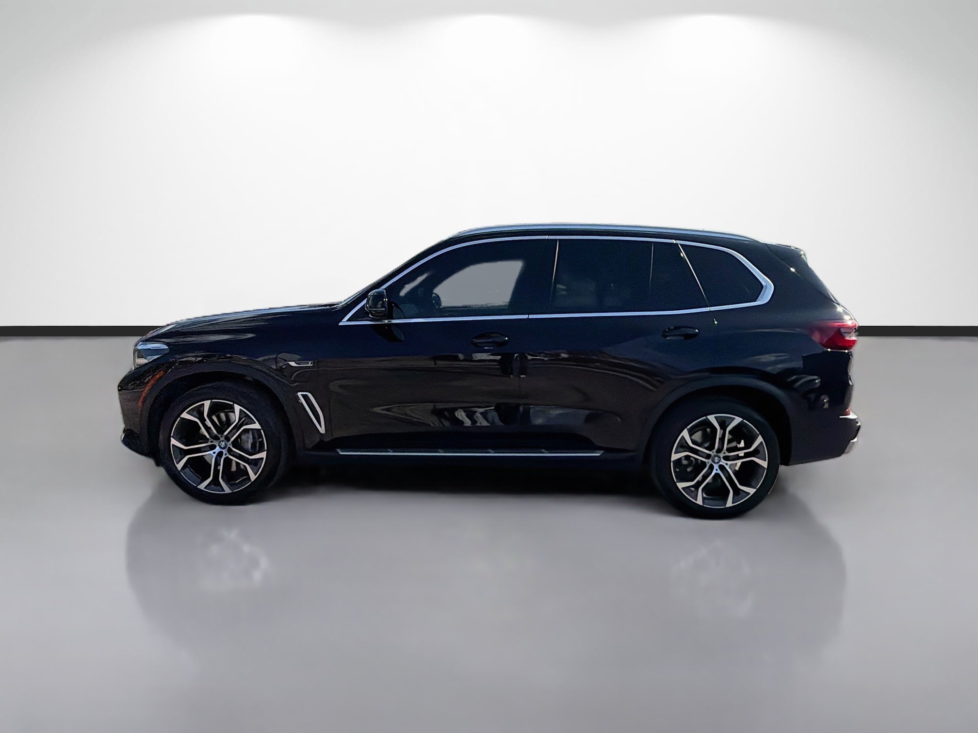 Used 2023 BMW X5 xDrive45e w/ Parking Assistance Package AWD/4WD image 6