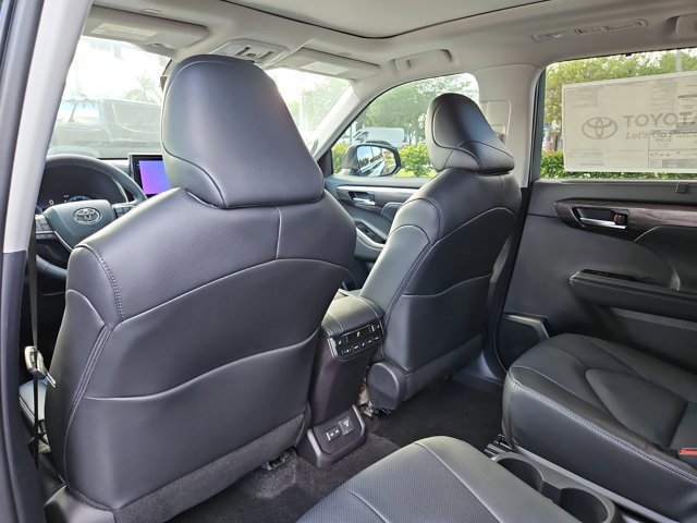 New 2025 Toyota Highlander Platinum image 13