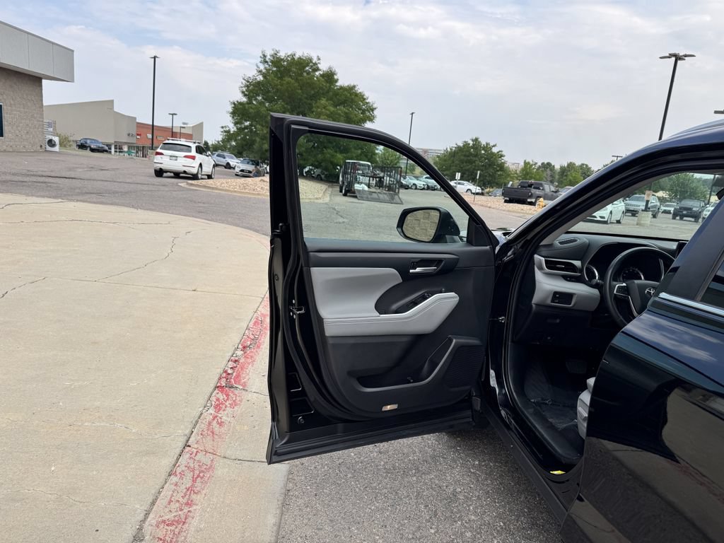 Used 2023 Toyota Highlander XLE AWD/4WD image 14