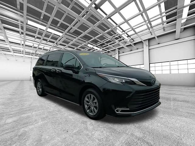 Certified 2023 Toyota Sienna XLE image 1