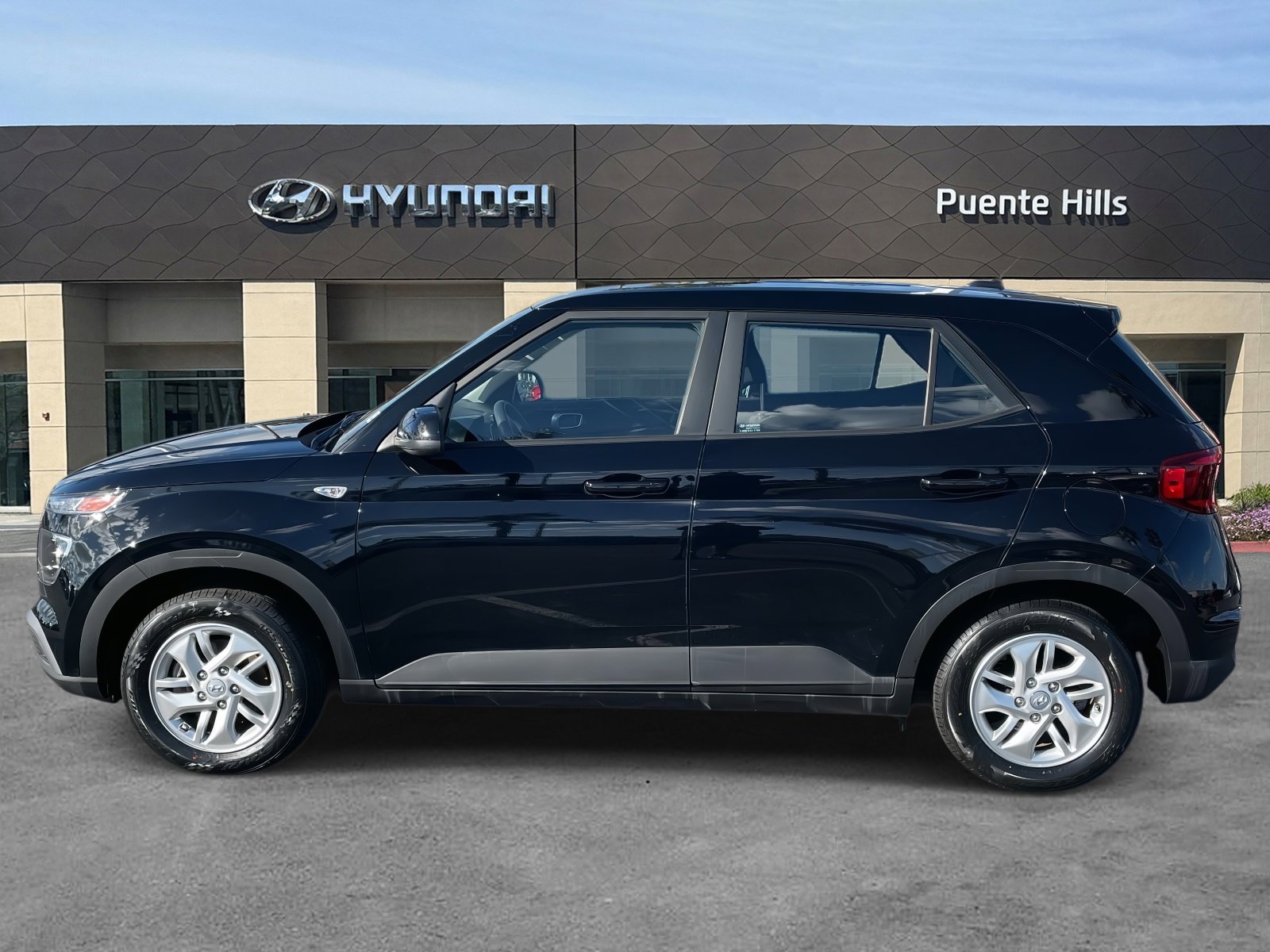 Certified 2023 Hyundai Venue SE image 3